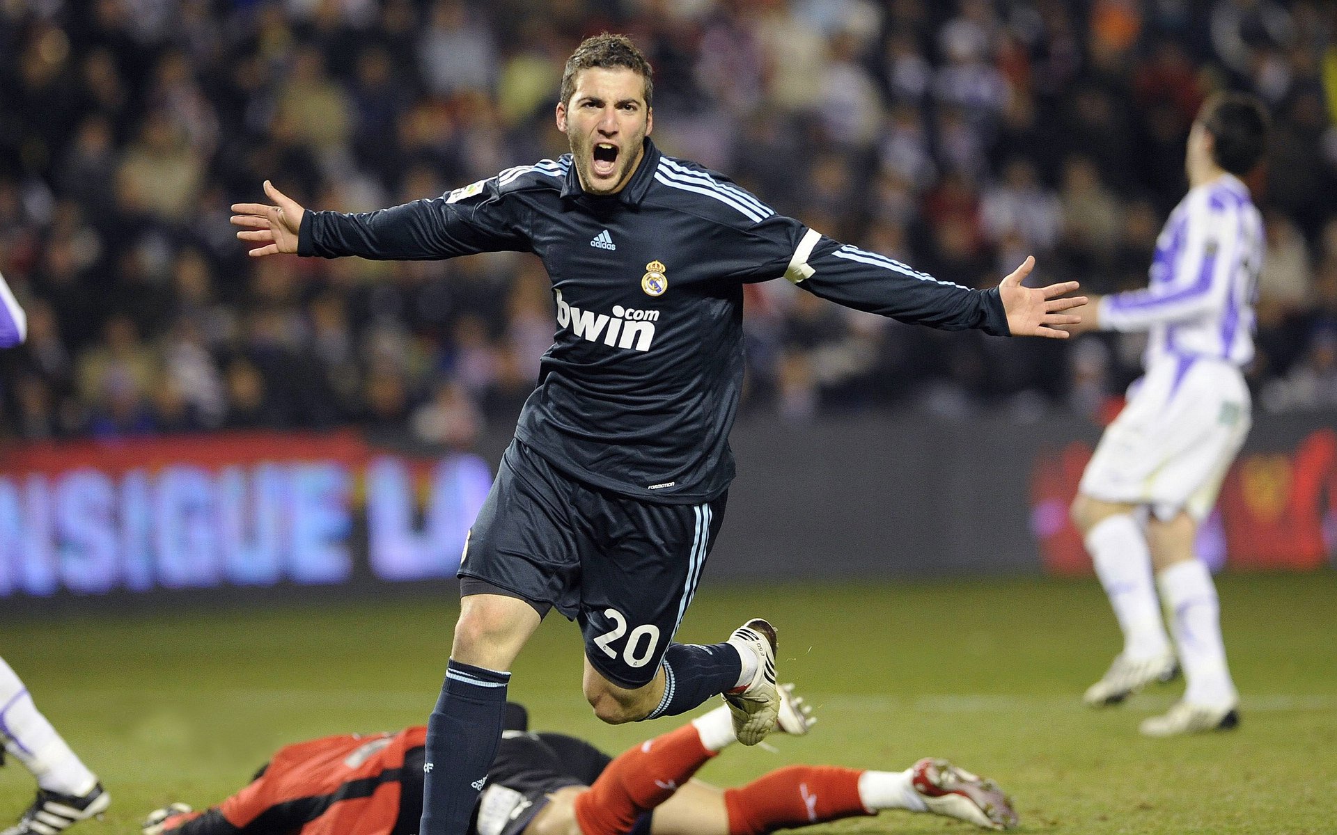 高尔作为袋鼠队核心球员,以突破为主导提升球队表现,高尔夫袋鼠男装简介